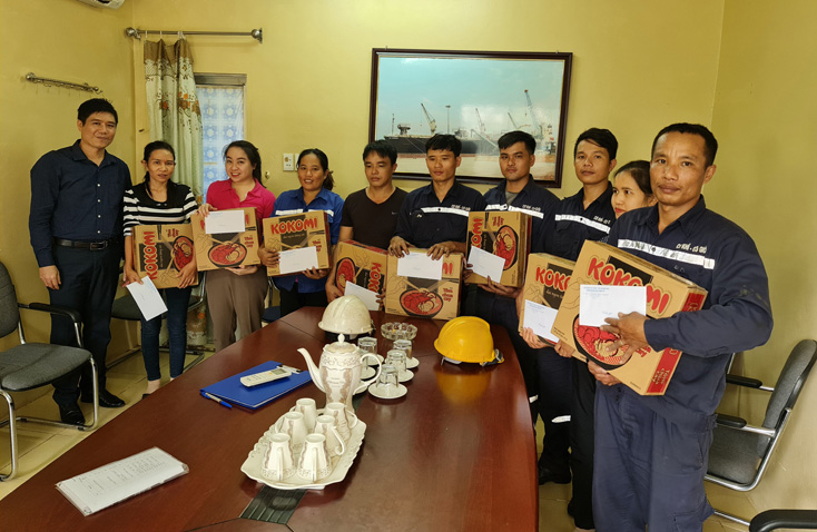 Công đoàn Ban Quản lý Khu kinh tế cùng các doanh nghiệp trao quà cho công nhân trong các khu kinh tế, khu công nghiệp.