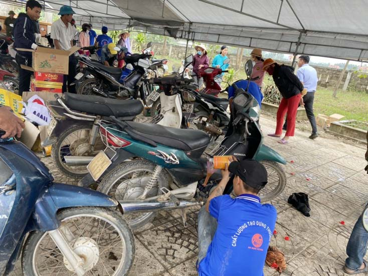 Thay dầu nhớt miễn phí cho người dân huyện Quảng Ninh.