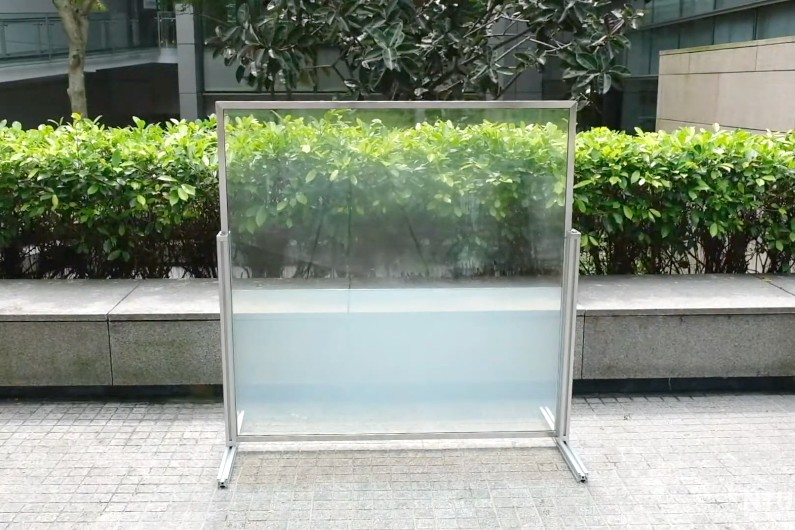 Chất lỏng bên trong cửa sổ thông minh bắt đầu chuyển sang màu đục khi được mặt trời làm ấm lên. Ảnh: Đại học Công nghệ Nanyang.