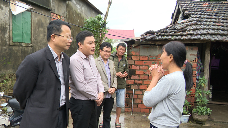 Đồng chí Chủ nhiệm Ủy ban kiểm tra Tỉnh ủy thăm hỏi và động viên gia đình anh Phạm Thanh Tụng ở thôn Dài, xã Vạn Trạch, huyện Bố Trạch