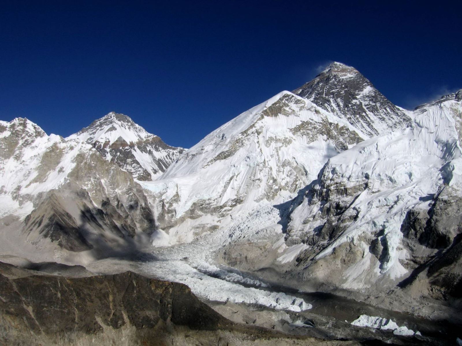 Đỉnh Everest. Ảnh: AFP