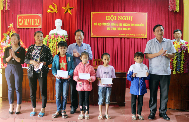 Đoàn ĐBQH tỉnh trao quà “tiếp sức đến trường” cho các em học sinh nghèo vượt khó học giỏi.