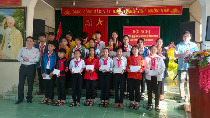 Đoàn Đại biểu Quốc hội tỉnh trao quà cho học sinh nghèo vượt khó