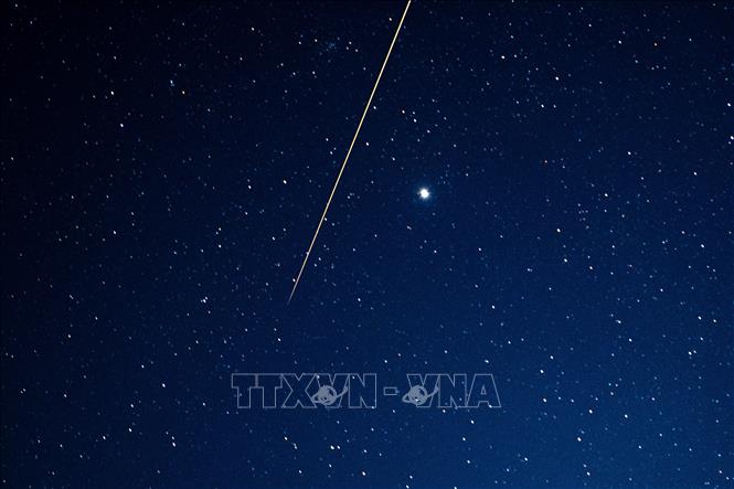  Hình ảnh tia sáng trên bầu trời khi khoang chứa mẫu vật từ tiểu hành tinh Ryugu được tàu Hayabusa-2 thả xuống Trái Đất tại vùng sa mạc ở miền Nam Australia ngày 6-12-2020. Ảnh: AFP/TTXVN