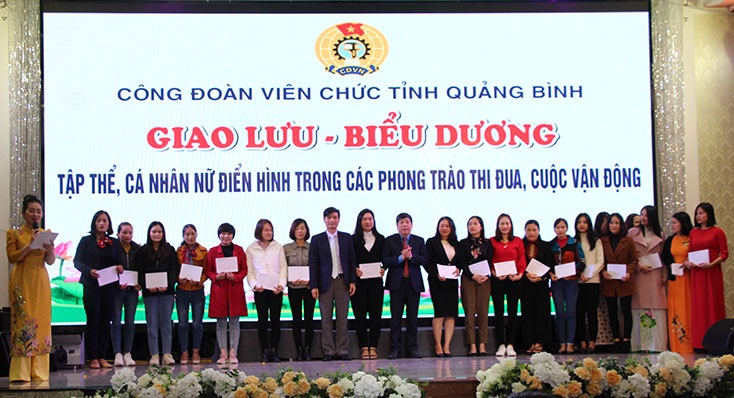 Trao quà cho các đoàn viên bị ảnh hưởng do dịch bệnh và mưa lũ