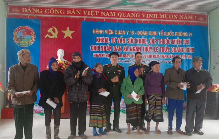 Tăng quà cho các hộ gia đình chính sách bản Khe Giữa