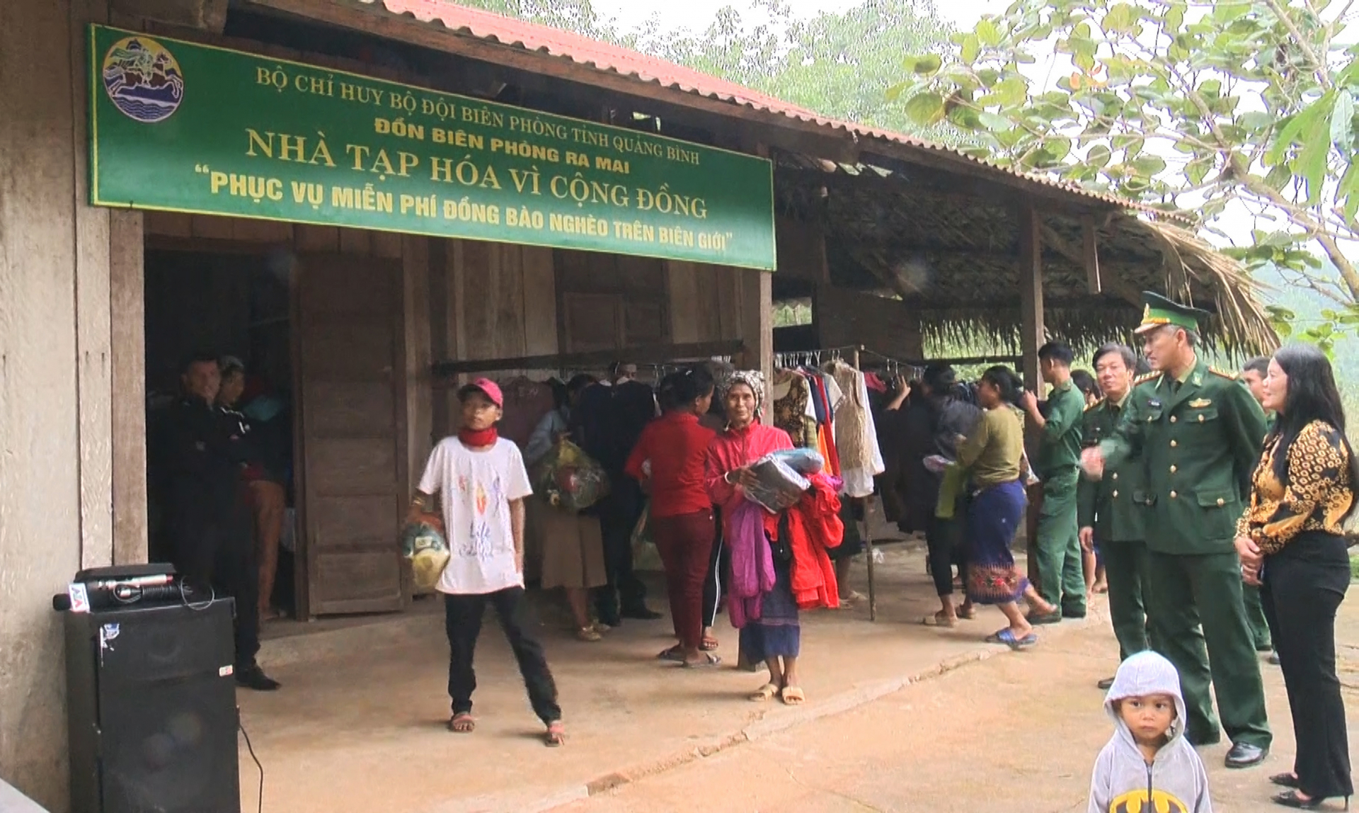 Mô hình nhà tạp hóa vì cộng đồng do Đồn Biên phòng Ra Mai triển khai phục vụ bà con dân bản.