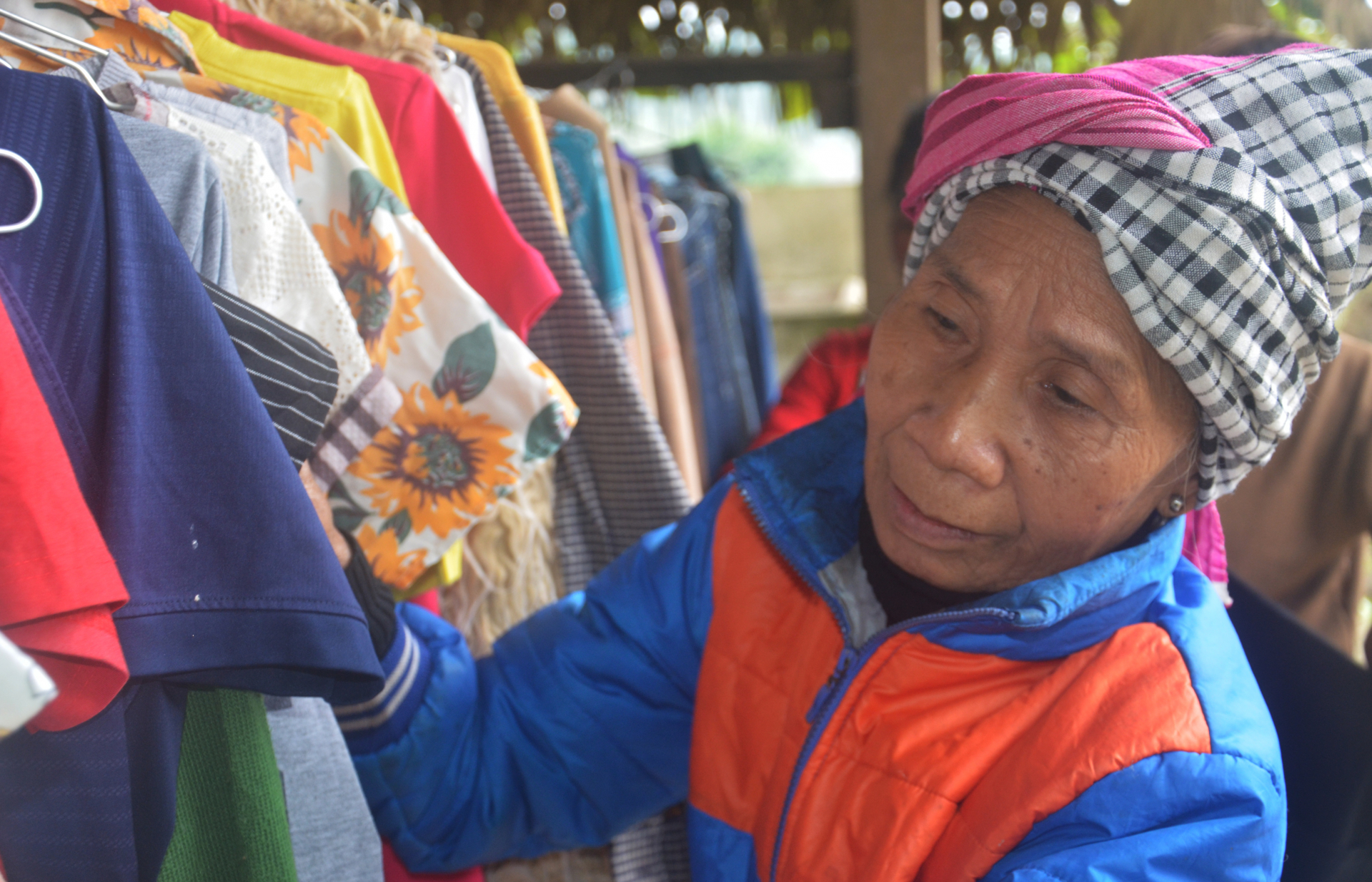 Niềm vui của bà con dân bản khi lựa chọn những mặt hàng theo nhu cầu trong đời sống.