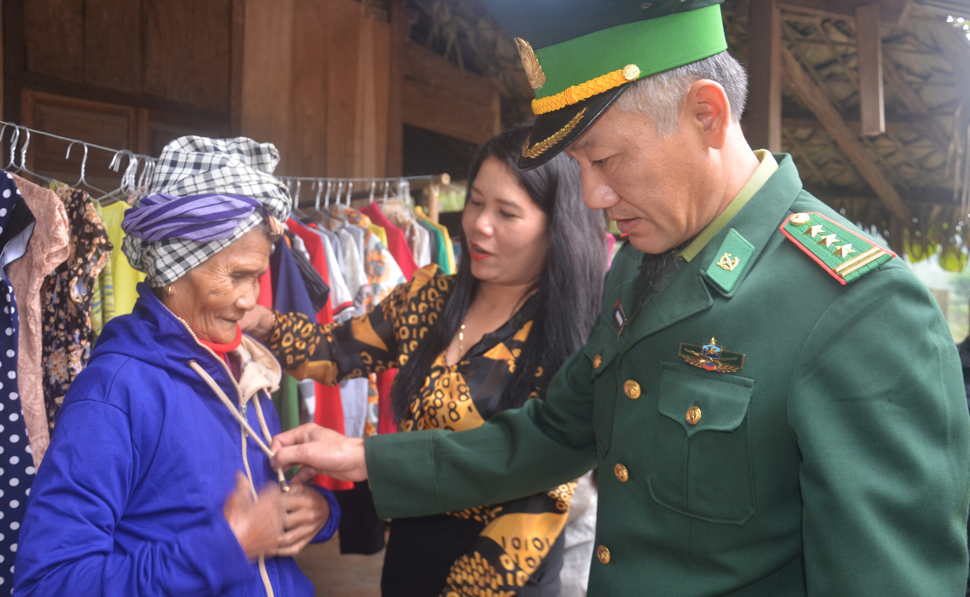 Cán bộ, chiến sỹ Đồn Biên phòng Ra Mai hướng dẫn người dân lựa chọn hàng theo nhu cầu.