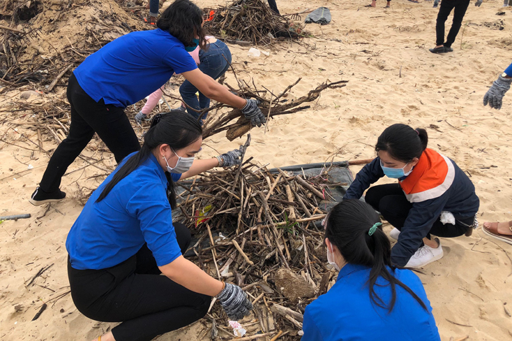 Đông đảo ĐVTN tham gia vệ sinh môi trường...