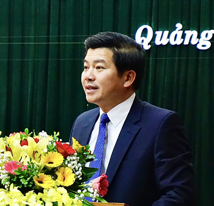 Đồng chí Trần Vũ Khiêm, Ủy viên Ban Thường vụ, Trưởng Ban Tổ chức Tỉnh ủy công bố các quyết định của Ban Thường vụ Tỉnh ủy về điều động và chỉ định tham gia Ban Cán sự Đảng UBND tỉnh.