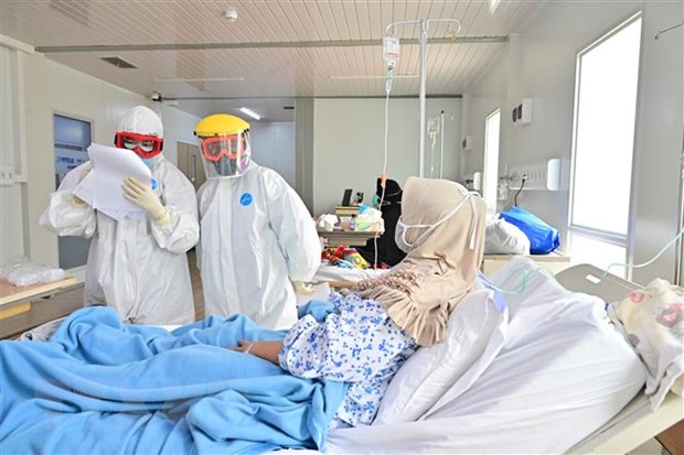 Điều trị cho bệnh nhân nhiễm COVID-19 tại bệnh viện Jakarta, Indonesia. (Ảnh: AFP/TTXVN)