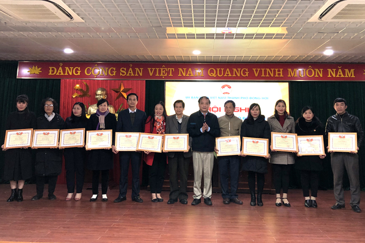 Ủy ban MTTQVN TP. Đồng Hới khen thưởng tập thể, cá nhân có thành tích xuất sắc trong công tác Mặt trận năm 2020.