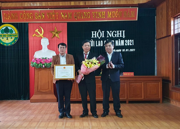 Đồng chí Đoàn Ngọc Lâm, Ủy viên Ban Thường vụ Tỉnh ủy, Phó Chủ tịch Thường trực UBND tỉnh trao Bằng khen của UBND tỉnh cho tập thể Lâm trường Kiến Giang