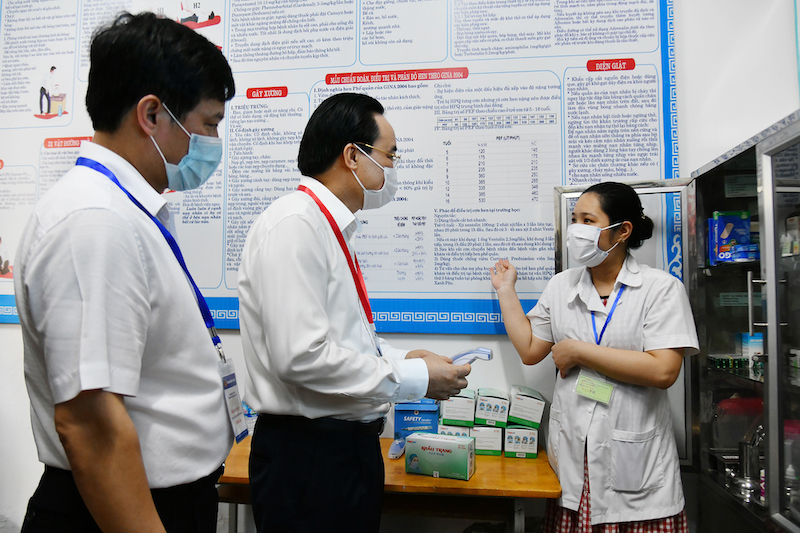 Bộ trưởng GD-ĐT Phùng Xuân Nhạ kiểm tra điều kiện bảo đảm an toàn trong phòng chống dịch Covid-19 tại các điểm thi tốt nghiệp THPT 2020. (Ảnh: THUỶ NGUYÊN)