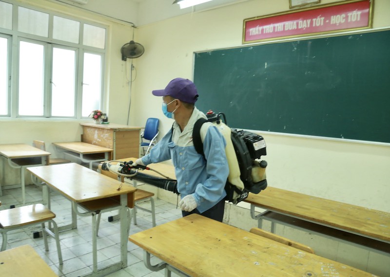  Phun khử khuẩn tại các trường học (Ảnh: DUY LINH) 