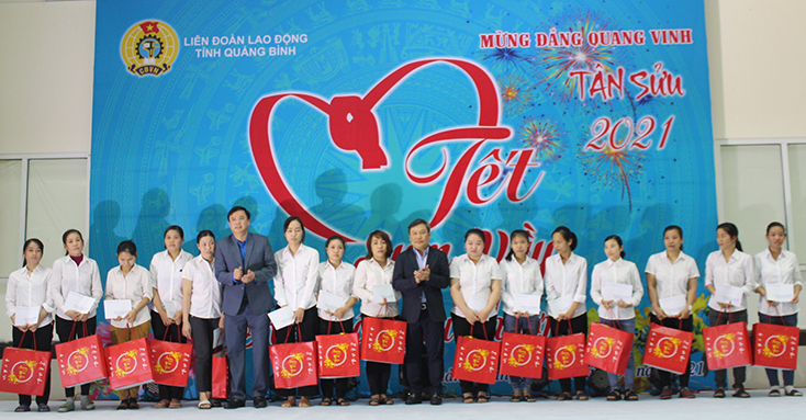 Đồng chí Bí thư Tỉnh ủy cùng lãnh đạo Liên đoàn Lao động tỉnh trao quà hỗ trợ cho các CNLĐ có hoàn cảnh khó khăn.
