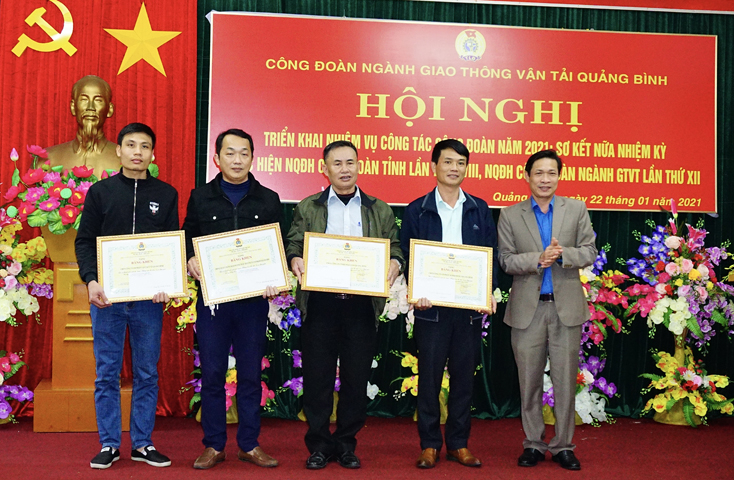 Đại diện lãnh đạo LĐLĐ tỉnh trao bằng khen cho các tập thể có thành tích xuất sắc trong công tác công đoàn năm 2020.