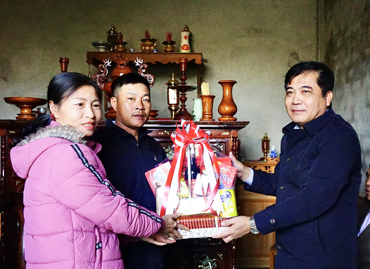 …Và tặng quà, động viên gia đình Thiếu úy chuyên nghiệp Hoàng Anh Tuấn.