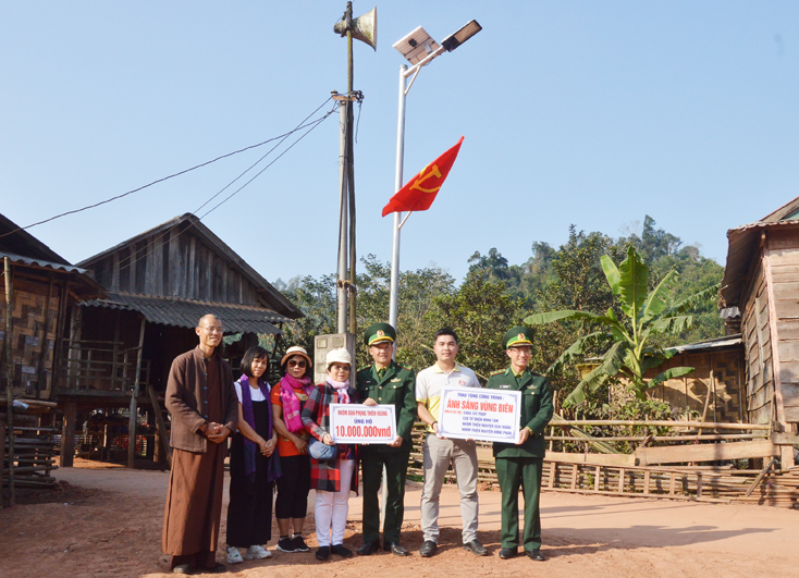 Chỉ huy Đồn Biên phòng Cà Roòng và đại diện Câu lạc bộ Minh Tâm tiến hành bàn giao, đưa công trình điện “Ánh sáng đường biên” vào sử dụng.