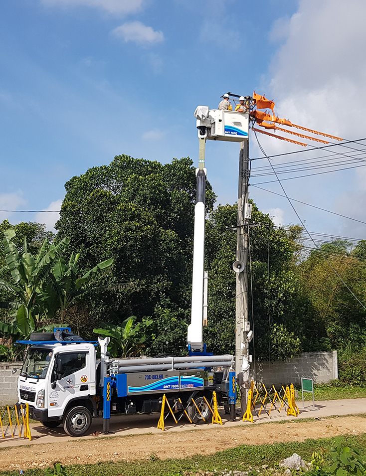 Hình thức sửa chữa nóng (hotline) cũng sẽ được PC Quảng Bình chú trọng khai thác nhằm giảm thiểu tối đa thời gian mất điện cho khách hàng.
