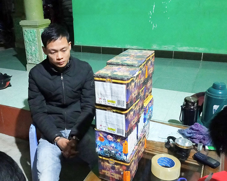 Đối tượng Ngô Văn Hòa cùng số pháo hoa nổ thu giữ được từ vụ việc.