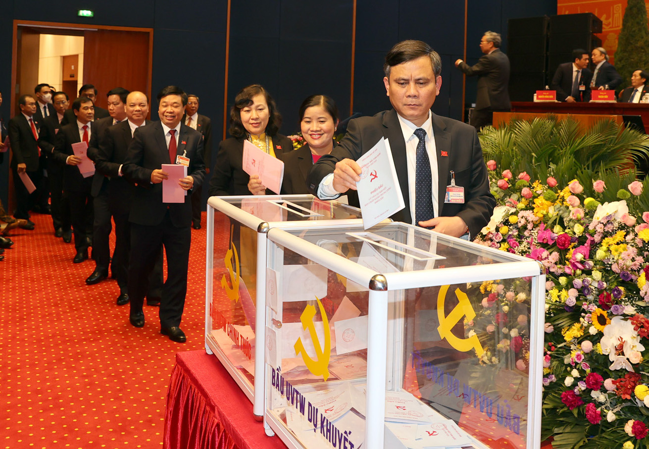 Đồng chí Trần Thắng, Phó Bí thư Tỉnh ủy, Chủ tịch UBND tỉnh, Đoàn đại biểu Đảng bộ tỉnh Quảng Bình bỏ phiếu bầu Ban Chấp hành Trung ương khóa XIII.