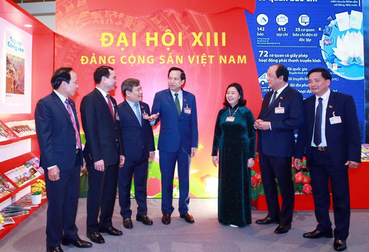 Đồng chí Vũ Đại Thắng, Ủy viên Ban Chấp hành Trung ương Đảng, Bí thư Tỉnh ủy và các đại biểu thảo luận bên lề đại hội