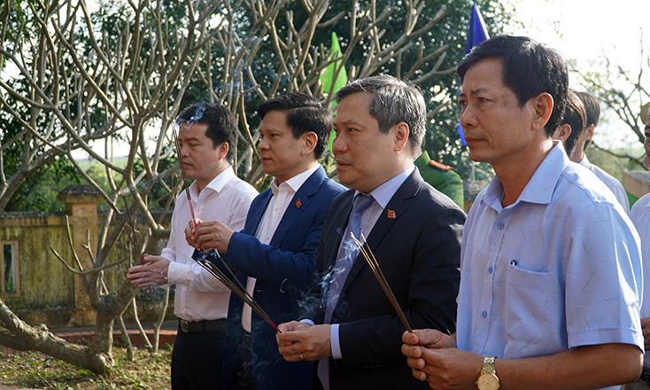  Đồng chí Bí thư Tỉnh ủy Vũ Đại Thắng dâng hương tại Miếu thành hoàng Mỹ Thổ - Trung Lực.