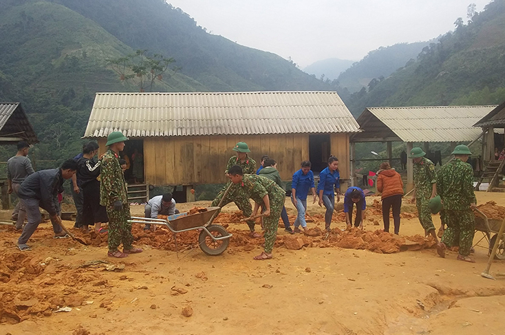 Bộ đội giúp bà con bản Dộ-Tà Vờng vệ sinh, củng cố khuôn viên thôn bản.