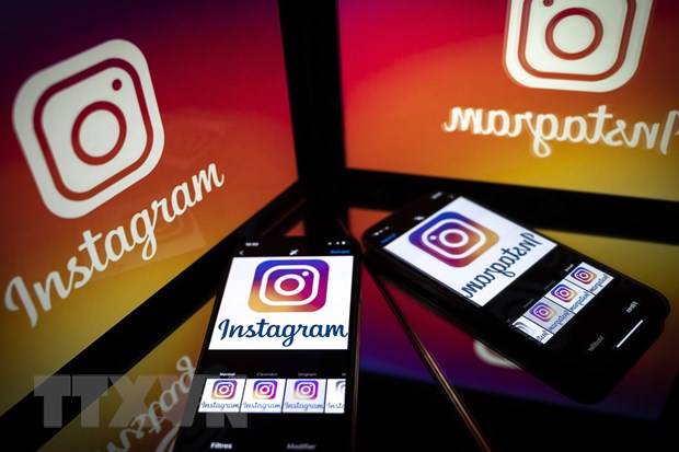  Biểu tượng của Instagram trên màn hình máy tính bảng và điện thoại tại Toulouse, Pháp. (Ảnh: AFP/TTXVN)