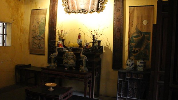  Đôi ảnh chim công-cá chép của dòng tranh Hàng Trống treo hai bên bàn thờ tại nhà cổ 87 Mã Mây. (Ảnh: Minh Anh)