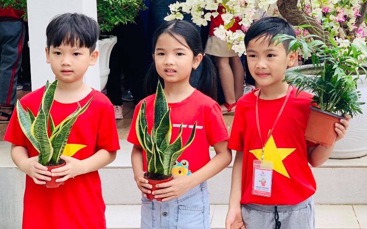 để đổi lấy những chậu cây xanh yêu thích, các em sẽ mang về trang trí các lớp học, các dãy ban công