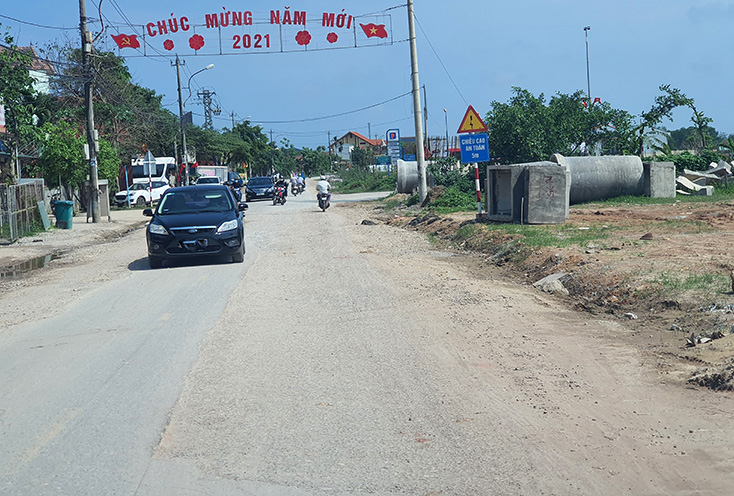 Do chồng lấn phạm vi thi công với các dự án hạ tầng khác nên nhiều gói thầu tiến độ chậm và phải dừng thi công để chờ phê duyệt điều chỉnh thiết kế, dự toán từ cơ quan có thẩm quyền.