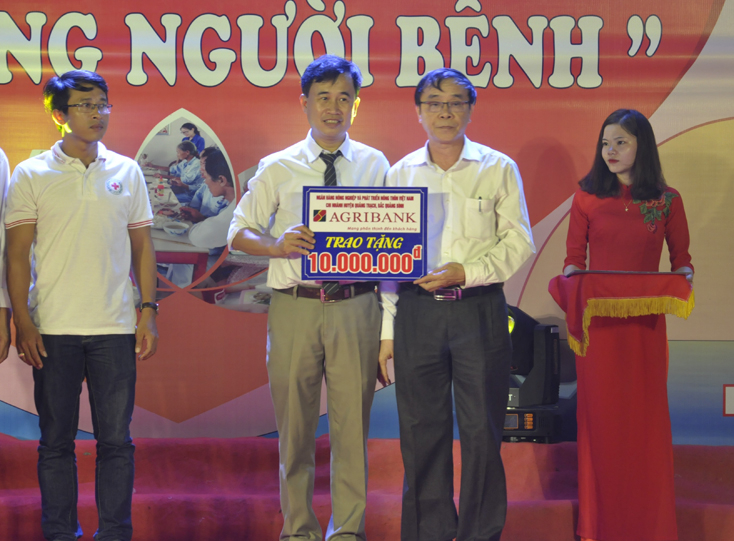 Chương trình giao lưu văn nghệ “Ấm lòng người bệnh” do bệnh viện tổ chức luôn thu hút sự tham gia của các cơ quan, doanh nghiệp, nhà hảo tâm trên địa bàn tỉnh.