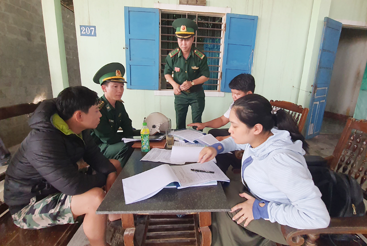 Đoàn kiểm tra lập biên bản vi phạm đối với chủ đại lý thủy sản. 