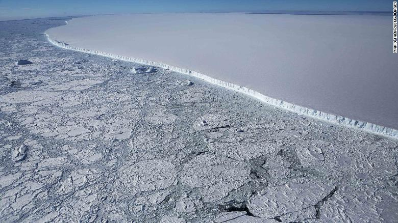 Tảng băng trôi khổng lồ hình thành từ thềm băng Larsen C ở Nam Cực. Ảnh: CNN