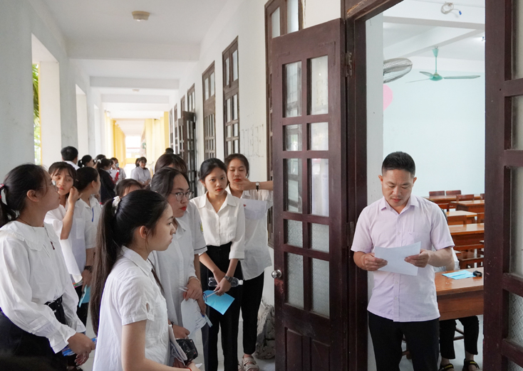 Giám thị gọi thí sinh vào phòng thi