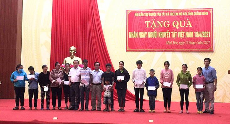 Trao quà cho Người khuyết tất và trẻ mồ côi ở huyện Minh Hóa