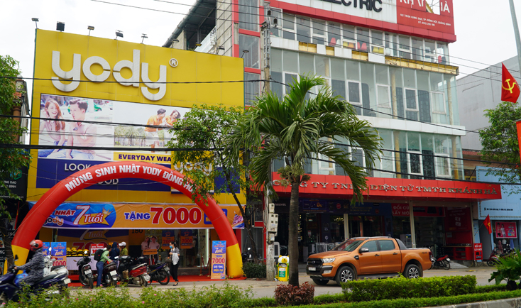 Ảnh 2: Thu từ doanh nghiệp ngoài quốc doanh và hộ kinh doanh là một trong những nguồn thu bền vững. Ảnh 3: Cải cách hành chính góp phần quan trọng cải thiện môi trường đầu tư kinh doanh, nâng cao hiệu quả công tác thu ngân sách.