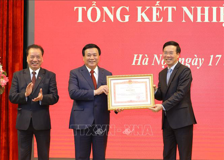 Đồng chí Võ Văn Thưởng, Ủy viên Bộ Chính trị, Thường trực Ban Bí thư trao Bằng khen của Thủ tướng Chính phủ tặng Hội đồng Lý luận Trung ương. Ảnh: Văn Điệp/TTXVN
