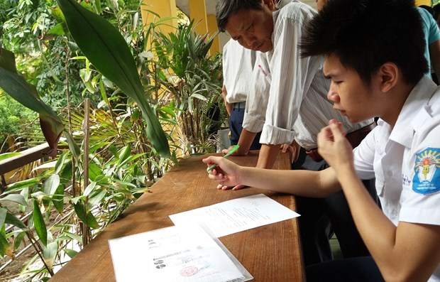  Thí sinh làm hồ sơ xét tuyển đại học. (Ảnh: Phạm Mai/Vietnam+)
