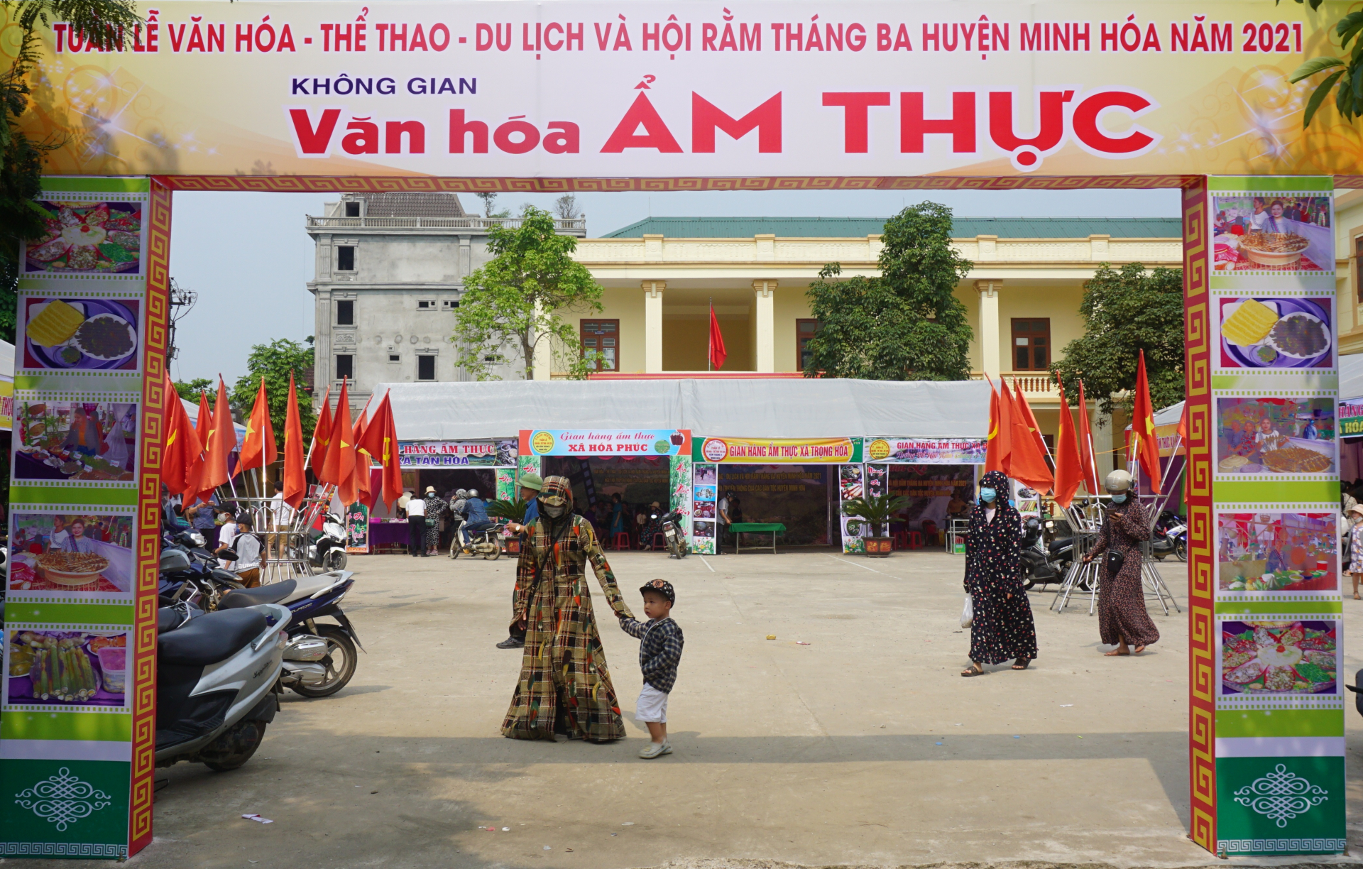 Các gian hàng trưng bày không gian văn hóa ẩm thực ở Hội rằm tháng ba Minh Hóa năm 2021.