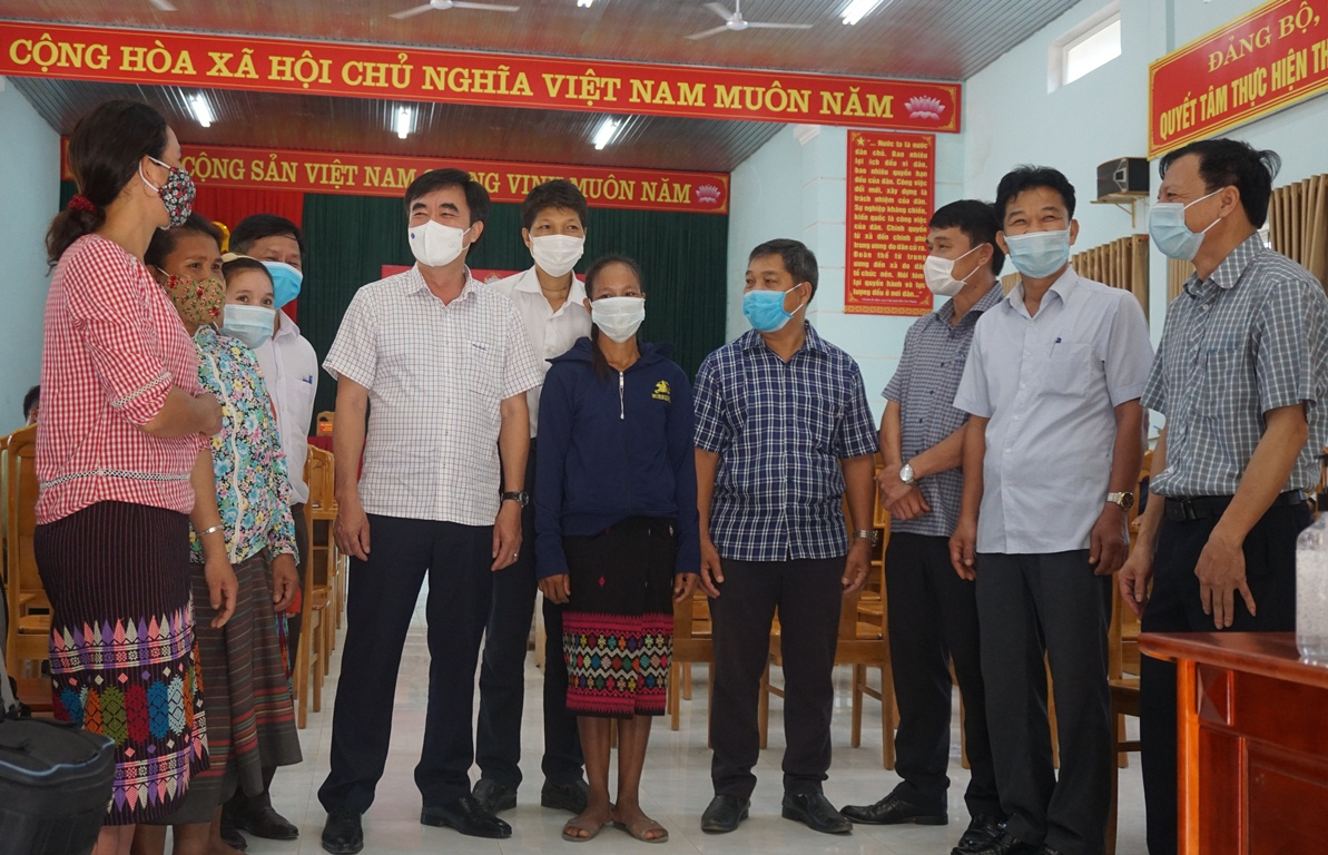 Các ứng cử viên đại biểu HĐND tỉnh trao đổi với cử tri xã Dân Hóa.
