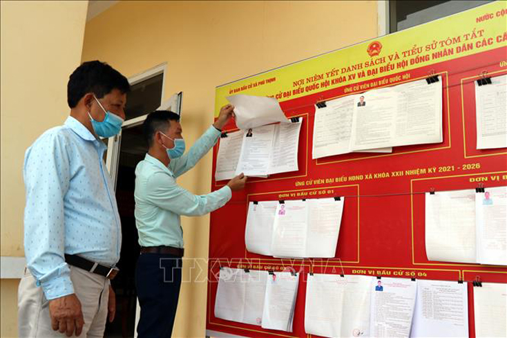 Danh sách người ứng cử Đại biểu Quốc hội khóa XV và HĐND được niêm yết công khai tại trụ sở xã Phú Thịnh, huyện Yên Bình, tỉnh Yên Bái. Ảnh: Việt Dũng/TTXVN