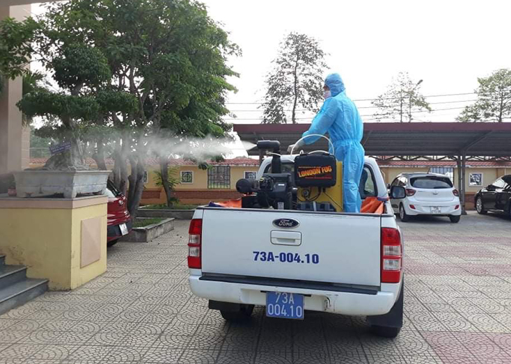 Lực lượng y tế dự phòng tập trung đẩy mạnh các hoạt động khử khuẩn làm sạch môi trường phòng chống dịch bệnh Covid-19.