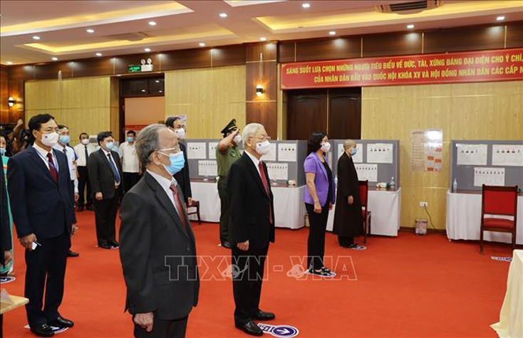 Tổng Bí thư Nguyễn Phú Trọng cùng các đại biểu thực hiện nghi lễ chào cờ khai mạc bầu cử đại biểu Quốc hội khoá XV và đại biểu Hội đồng nhân dân các cấp nhiệm kỳ 2021- 2026. Ảnh: Trí Dũng/TTXVN