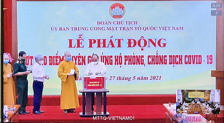 Chủ tịch nước Nguyễn Xuân Phúc tham gia ủng hộ phòng, chống dịch bệnh Covid-19 tại lễ phát động ở điểm cầu Ủy ban Trung ương MTTQVN.