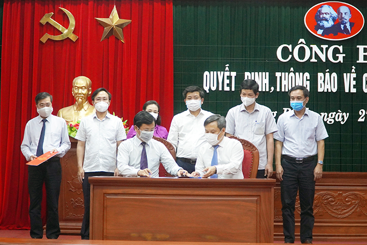 Các đồng chí cán bộ được điều động, bổ nhiệm ký cam kết Quy định số 01.
