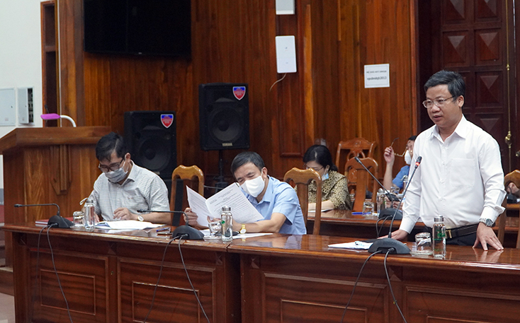 Đồng chí Cao Văn Định, Ủy viên Ban Thường vụ, Trưởng ban Tuyên giáo Tỉnh ủy phát biểu tại hội nghị.  